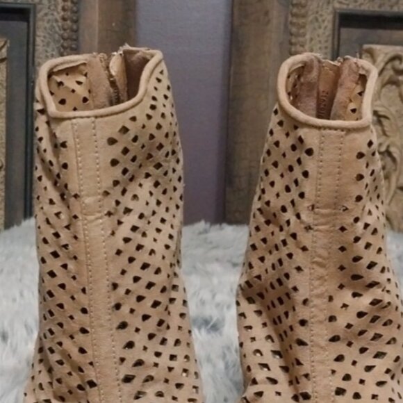 NWT Forever 21 Tan Cut-Out Peep Toe Booties - Picture 4 of 5
